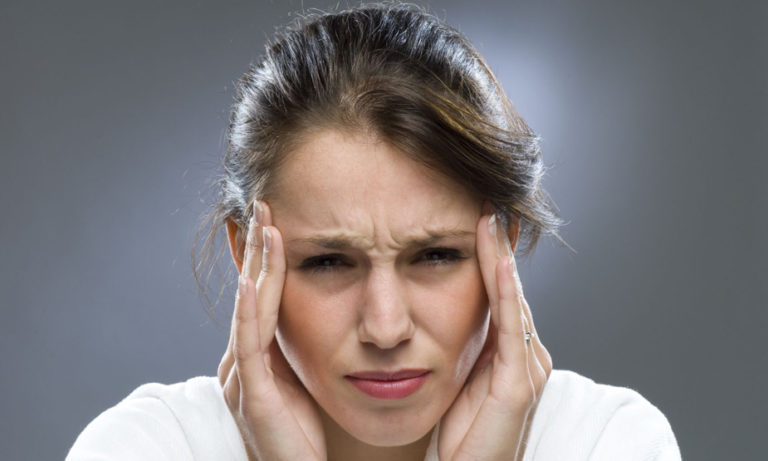 सिर दर्द क्या है, क्यों होता है, जानिए इसके लक्षण, कारण और उपाय