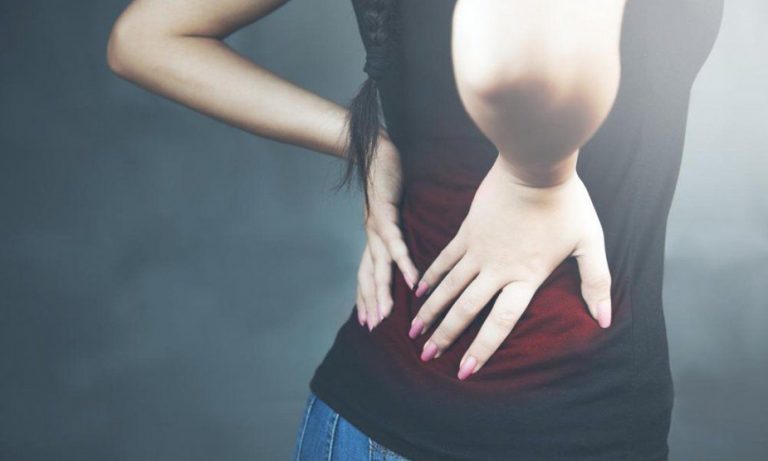 पीठ में दर्द (Back Pain) क्यों होता है? कारण और घरेलू उपचार